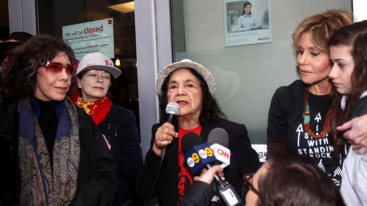 Jane Fonda, Dolores Huerta, Frances Fisher y Lily Tomlin se manifiestan contra el oleoducto de Dakota del Norte, proyecto contra el que los amerindios manifiestan desde hace varios meses.en Hollywood, California, el 21 de diciembre de 2016.