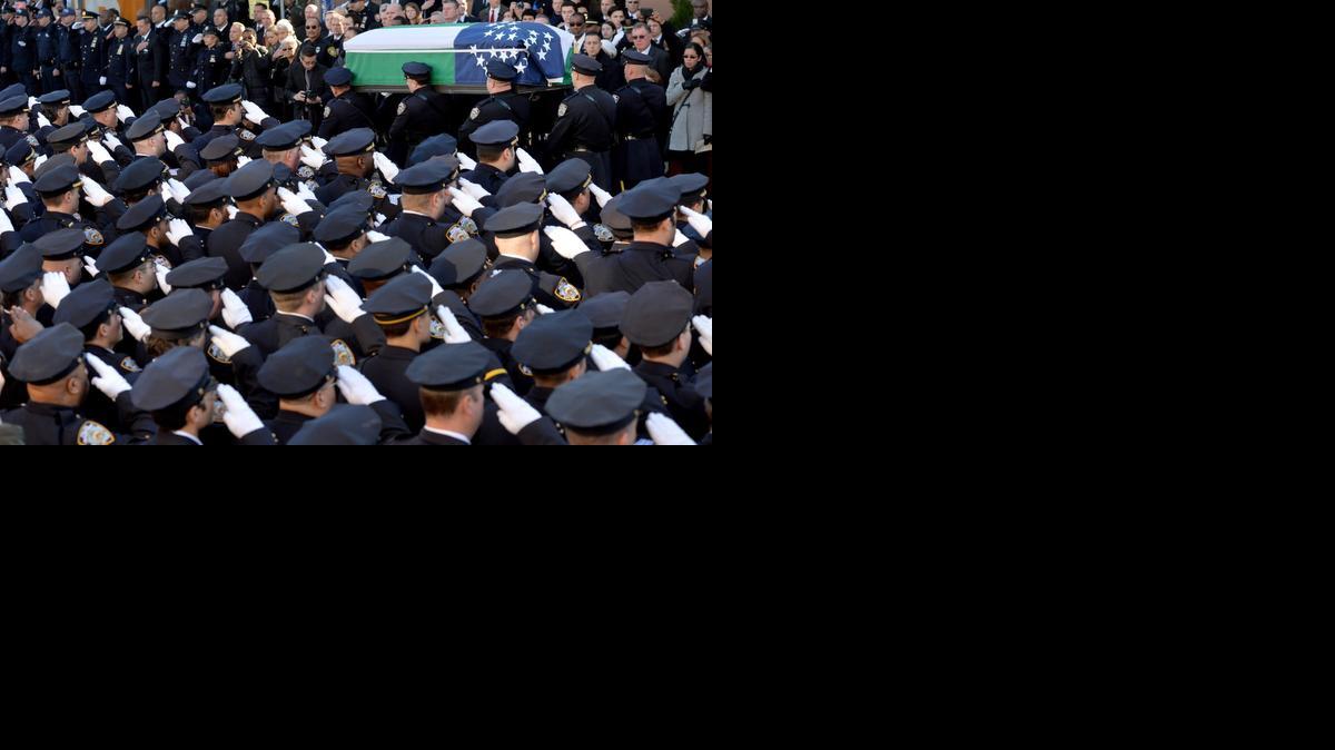 
Los agentes de policía llevan el ataúd del oficial de policía de Nueva York Rafael Ramos después de su funeral en la Iglesia Christ Tabernacle en Glendale, Nueva York, EEUU, 27 de diciembre de 2014. 
