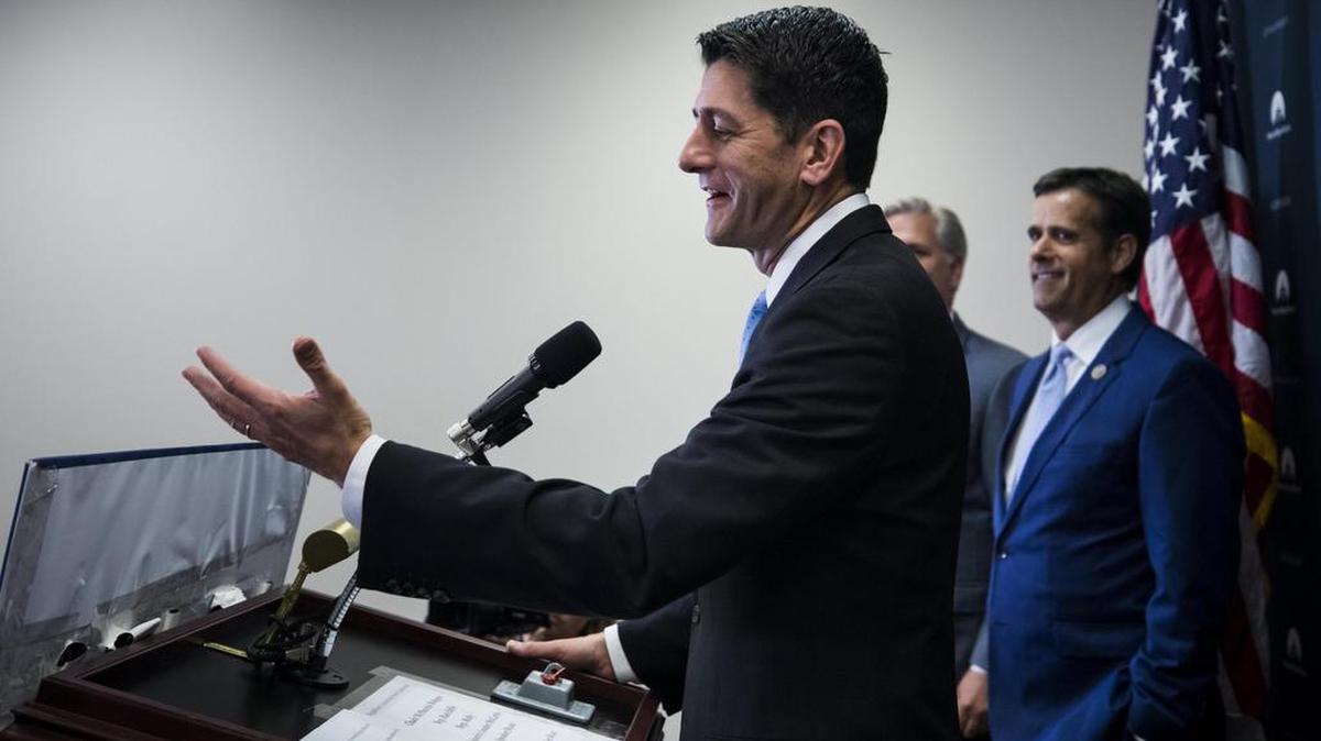 El presidente de la Cámara de Representantes, el republicano Paul Ryan, ofrece una rueda de prensa en el Capitolio, en Washington, Estados Unidos, el 27 de junio de 2017.