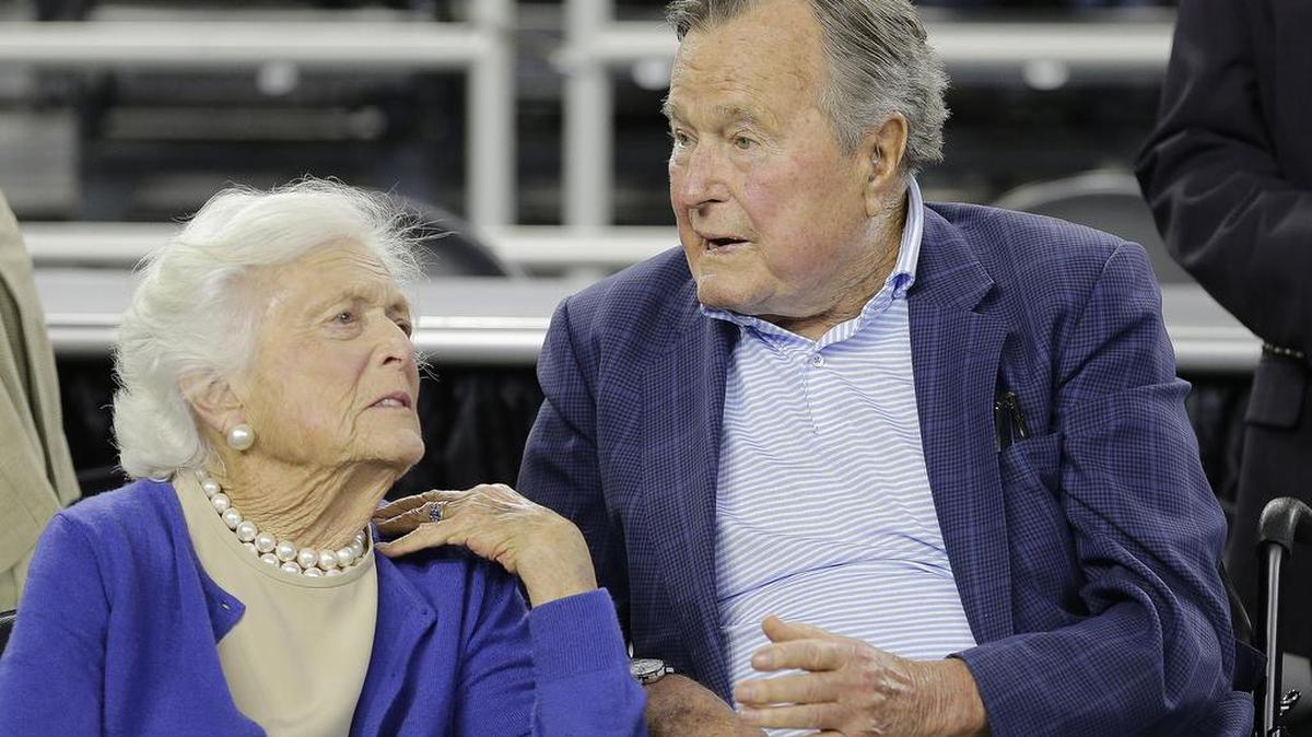 El ex presidente de Estados Unidos George H.W. Bush y su esposa Barbara en una fotografía de marzo de 2015.