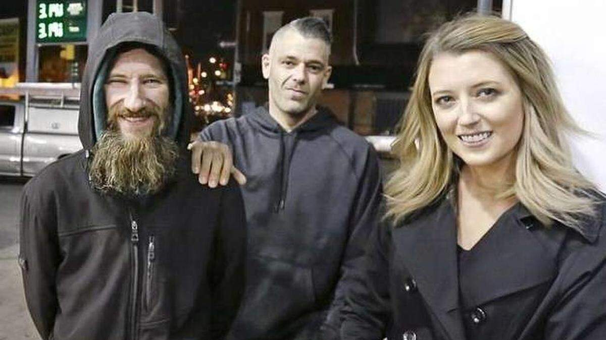 Johnny Bobbitt Jr., Kate McClure, y su novio Mark D'Amico, posan en una estación de Citgo en Philadelphia.