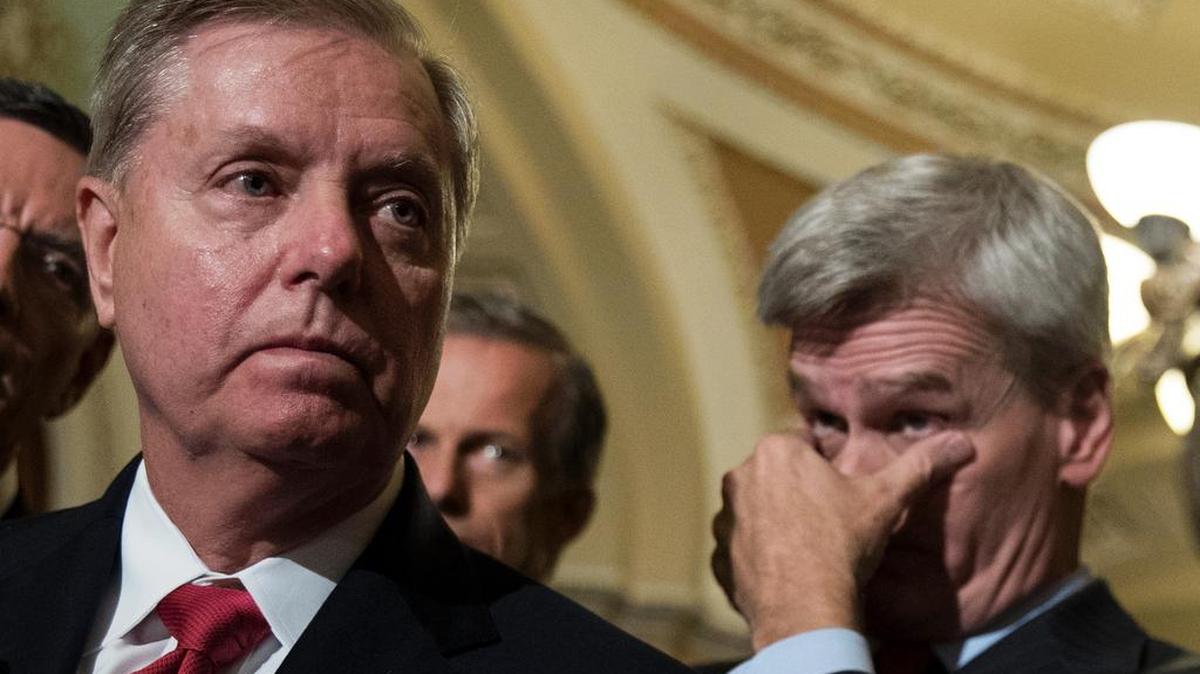 Los senadores republicanos Lindsey Graham (Carolina del Sur, izq.) y Bill Cassidy (Louisiana) dan una conferencia de prensa el martes 26 de septiembre de 2017 en El Capitolio, Washington D.C.