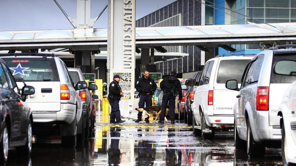 Policías estadounidenses revisan automóviles que ingresan al país, en la garita de El Chaparral de la ciudad de Tijuana, Baja California (México). El congresista por Arizona, Raúl Grijalva, no solo descarta la posibilidad de que durante la próxima Administración del presidente Donald Trump se pueda aprobar una reforma migratoria sino que cree que se concretará el anunciado endurecimiento de las leyes en esta materia por parte republicana.