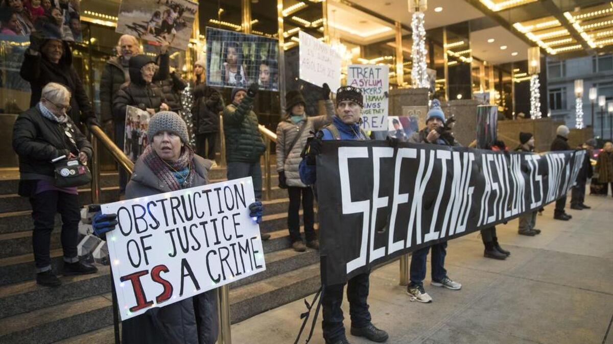 Activistas protestan frente al Trump International Hotel and Tower en Nueva York, el jueves.