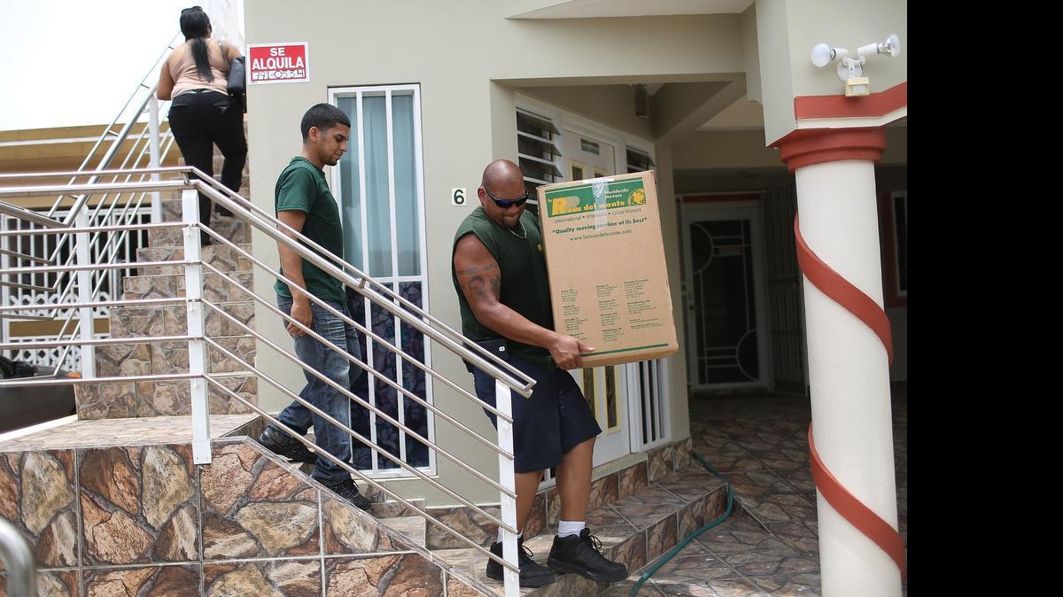 
Empleados de la agencia La Rosa sacan los muebles del apartamento de Yessenia Puente, que se muda a Orlando.


