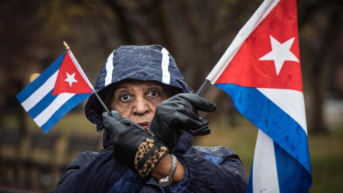 Violetta Pons, de Miami, sostiene las banderas de Cuba y Estados Unidos en una manifestación para aumentar la conciencia sobre la opresión y el abuso a los derechos humanos en Cuba, en un mitin frente a la Casa Blanca este jueves.