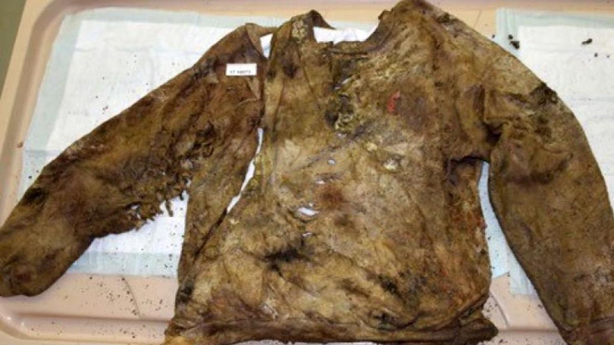 El hombre, cuyo cuerpo fue encontrado en parque de Maryland levaba puesta esta camisa en el momento de su muerte. Policía del condado de Montgomery