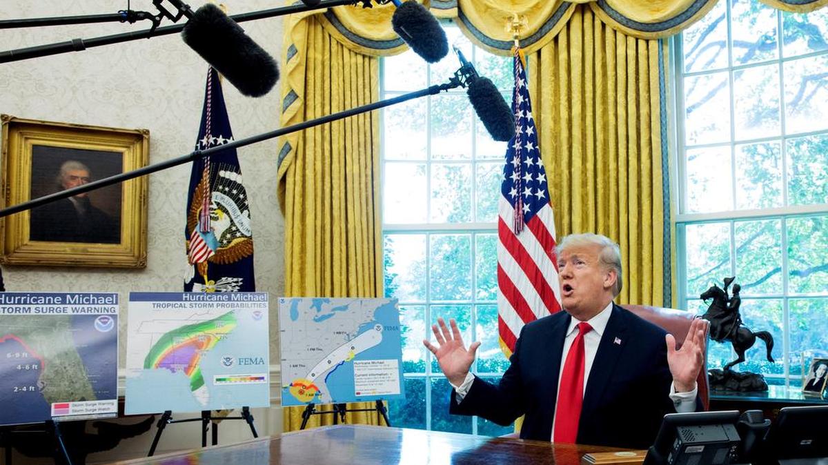 El presidente estadounidense, Donald J. Trump, ofrece declaraciones a la prensa sobre el huracán Michael en el Despacho Oval de la Casa Blanca, Washington D.C (Estados Unidos) el 10 de octubre del 2018.