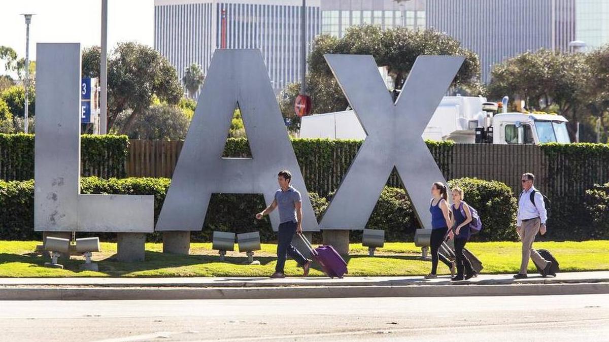 Las autoridades federales están buscando a una azafata que huyó y dejó atrás 70 libras de cocaína tras ser descubierta en un chequeo en el Aeropuerto Internacional de Los Ángeles.