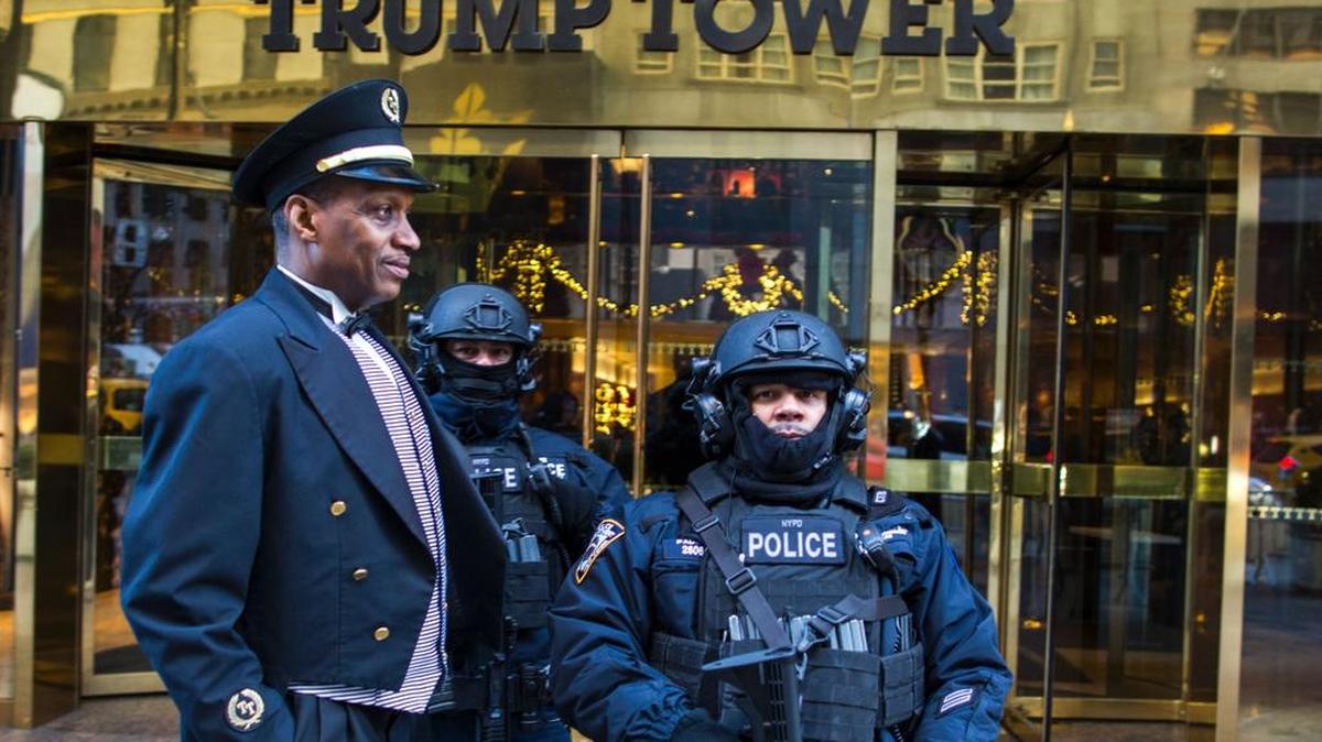 Policías armados resguardan la entrada de la torre Trumo en Nueva York el 15 de diciembre de 2016.