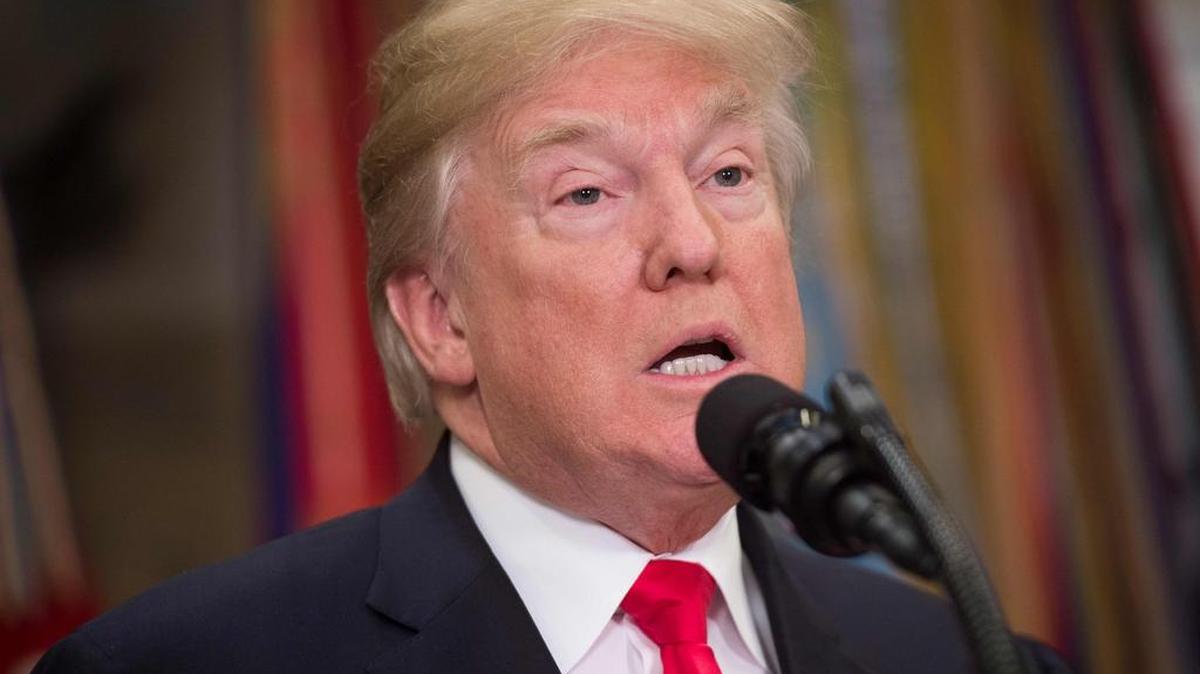 El presidente de EEUU, Donald Trump, habla antes de firmar HR 2810, Ley de Autorización de Defensa Nacional para el año fiscal 2018, durante una ceremonia de firma en la Sala Roosevelt en la Casa Blanca en Washington, DC, 12 de diciembre de 2017.
