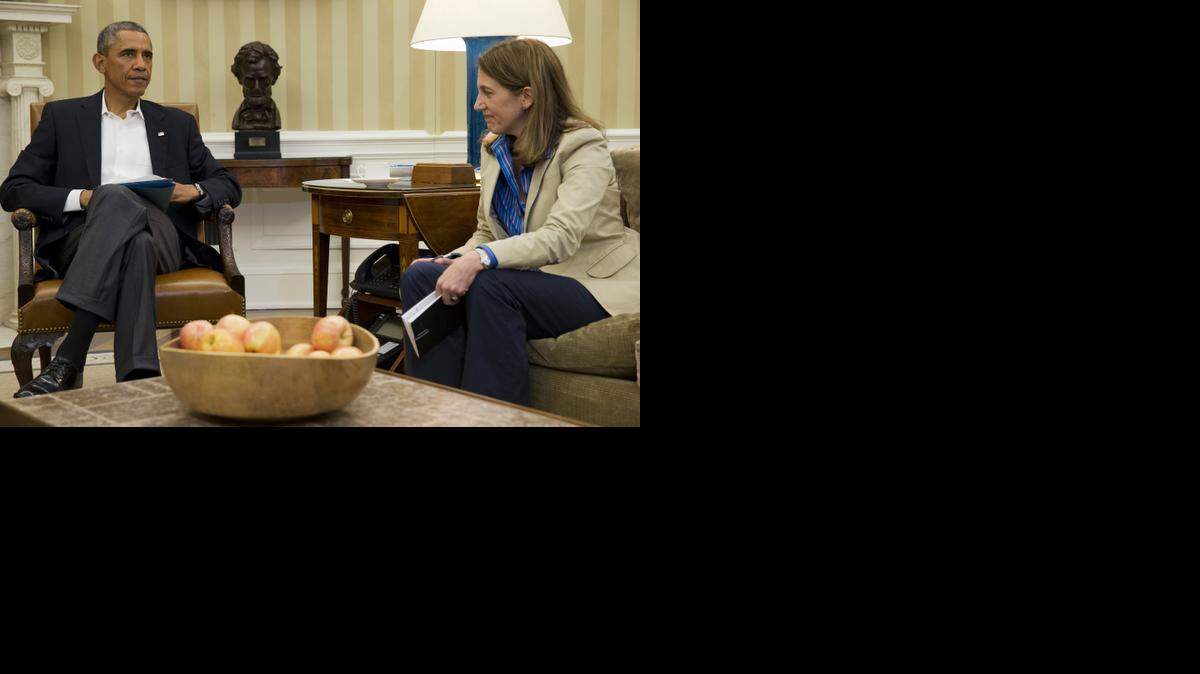 
El presidente Barack Obama dialoga el lunes en la Casa Blanca con la secretaria de Salud y Servicios Sociales, Sylvia Burwell.


