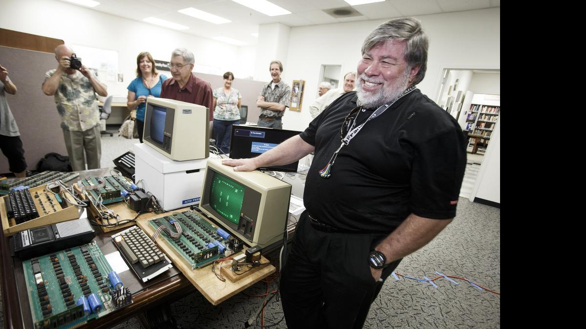
Steve Wozniak, cofundador de Apple, posa con cinco computadoras Apple I en San José, California, en el 2013. 
