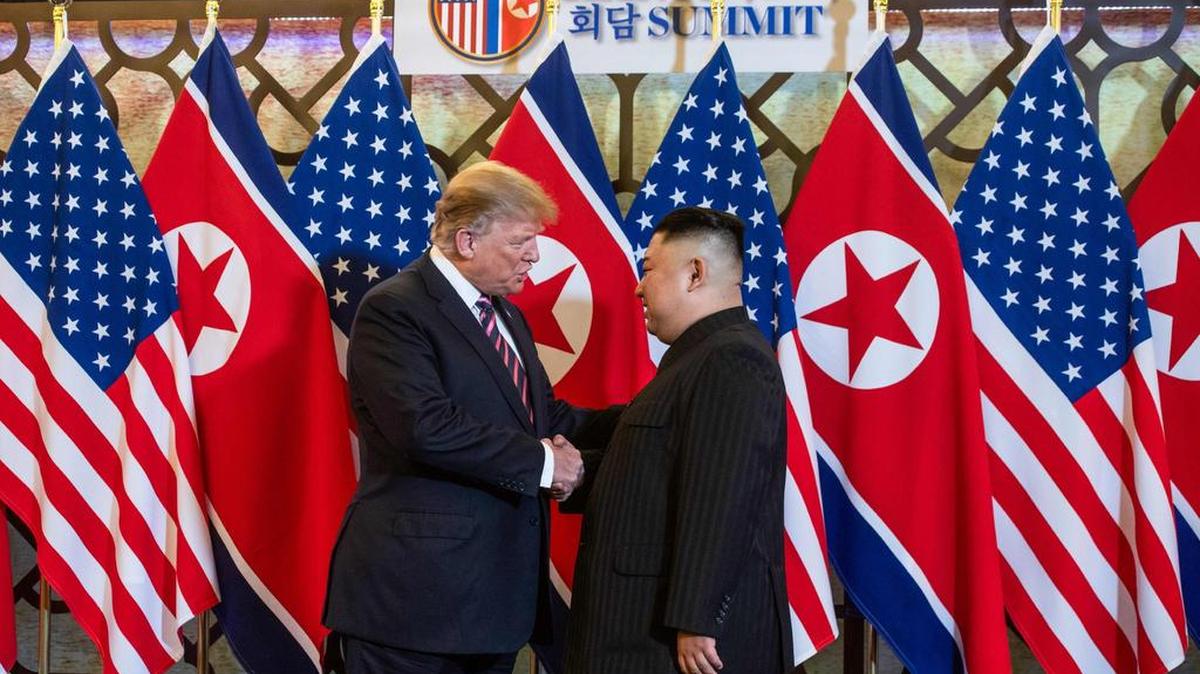 El presidente de EEUU Donald Trump le da la mano al líder de Corea del Norte, Kim Jong Un, antes de una reunión en el hotel Sofitel Legend Metropole en Hanoi el 27 de febrero de 2019.