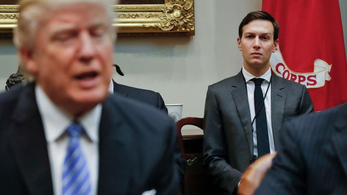 El presidente Donald Trump y su yerno y asesor de la Casa Blanca, Jared Kushner (der.), durante un desayuno en la sala Roosevelt de la Casa Blanca en enero.