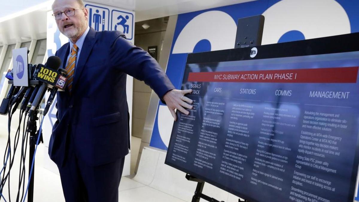 El presidente de la Autoridad Metropolitana de Transporte, Joseph Lhota, se dirige a los medios en una conferencia de prensa en la estación Penn, en Nueva York.