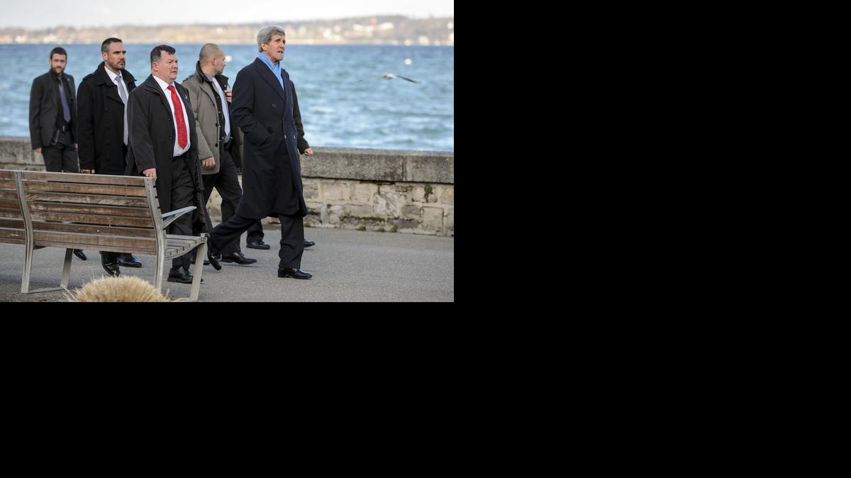 
El secretario de Estado John Kerry durante su llegada al hotel en Ginebra el domingo donde se realizan las conversaciones con los representantes iraníesy de otros países.


