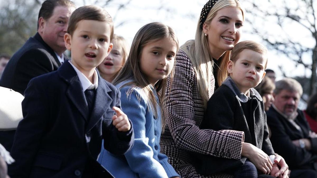 La asesora de la Casa Blanca e hija del presidente, Ivanka Trump, con sus hijos (de izq. a der.) Joseph, Arabella y Theodore Kushner, durante un evento el martes en la Casa Blanca.