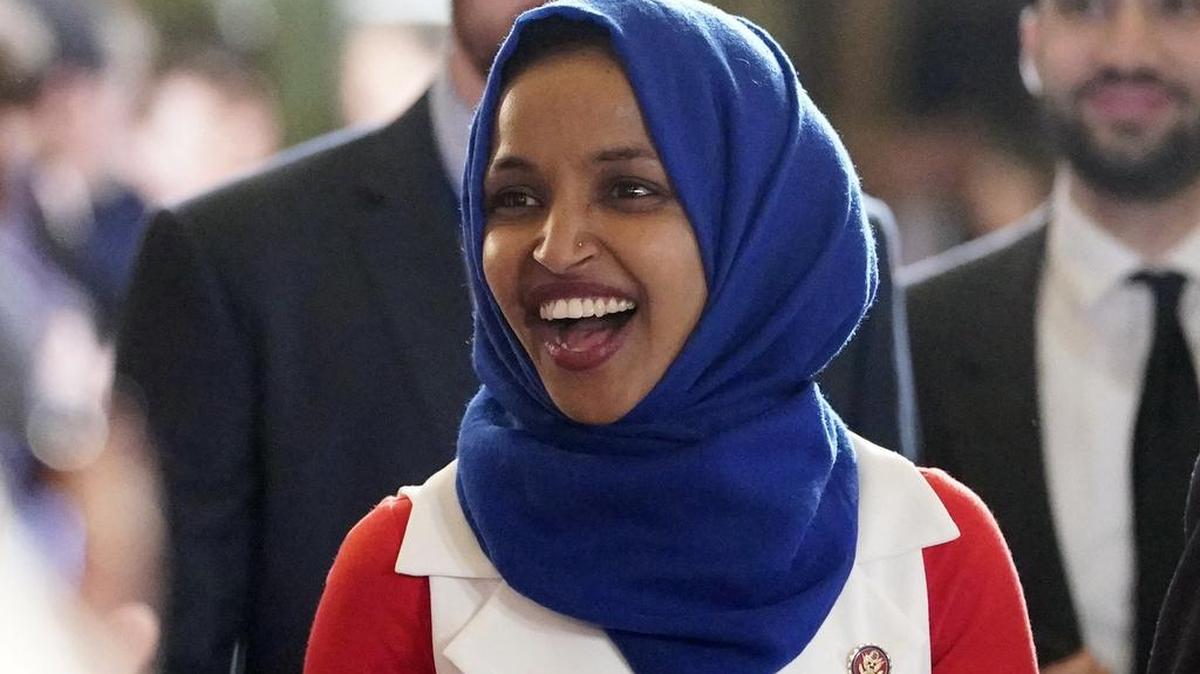 En esta foto del 5 de febrero de 2019, el Representante Ilhan Omar, demócrata de Minneapolis, llega al discurso del Estado de la Unión del presidente Donald Trump en una sesión conjunta del Congreso en el Capitolio en Washington.