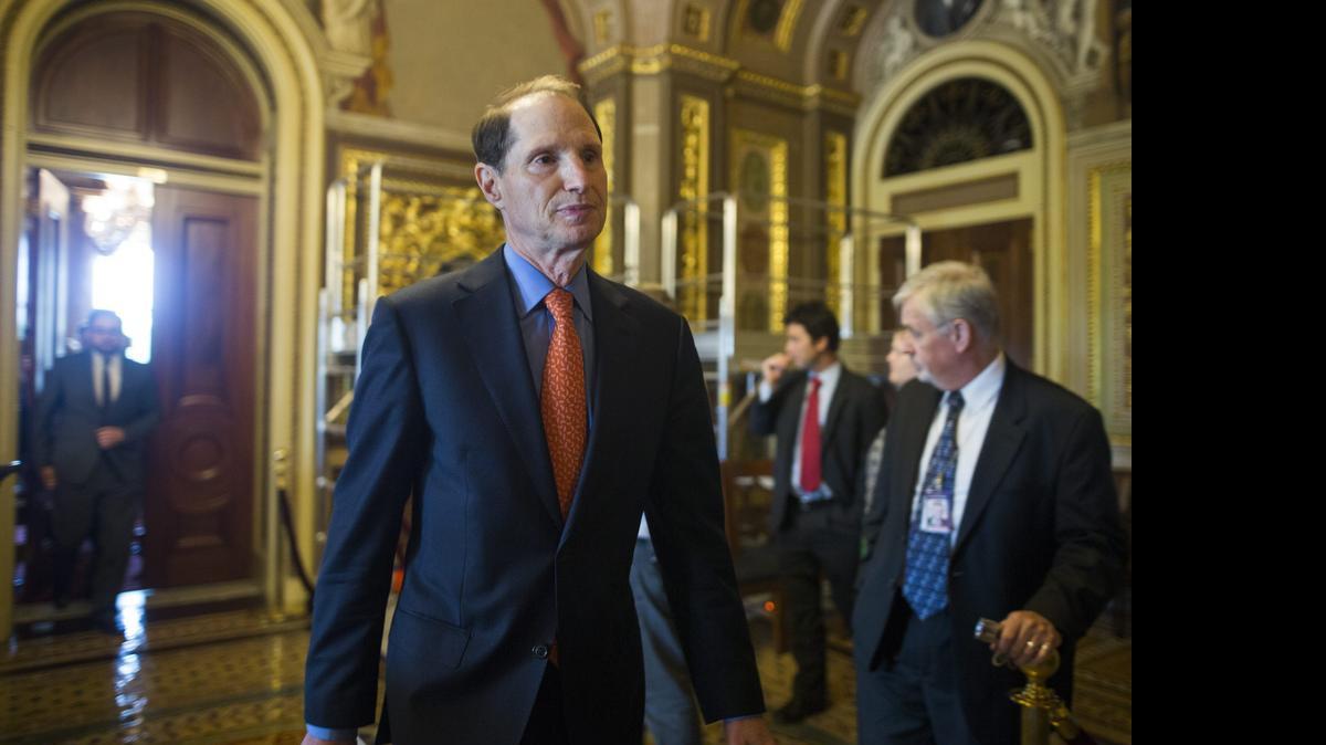 
El senador demócrata por Oregon, Ron Wyden, llega al senado el martes antes de la votación sobre la debatida ley de Comercio.


