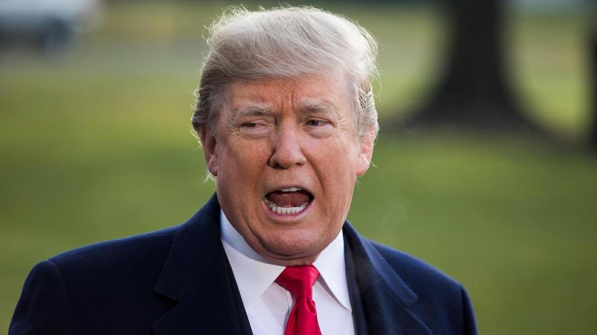 El presidente de EEUU, Donald Trump, hace declaraciones a los periodistas sobre su ex asesor de Seguridad Nacional, Michael Flynn, antes de poner rumbo a Utah desde la Casa Blanca, en Washington, Estados Unidos, hoy 4 de diciembre de 2017.