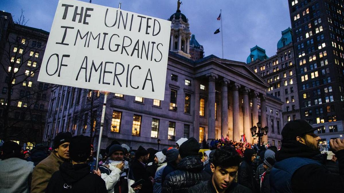 Integrantes de la comunidad yemení-estadounidense sostienen pancartas el jueves 2 de febrero de 2017, durante una manifestación contra la "prohibición a musulmanes" de la administración del presidente de EE.UU. Donald Trump, en el Salón Brooklyn Borough en Nueva York (EE.UU.).