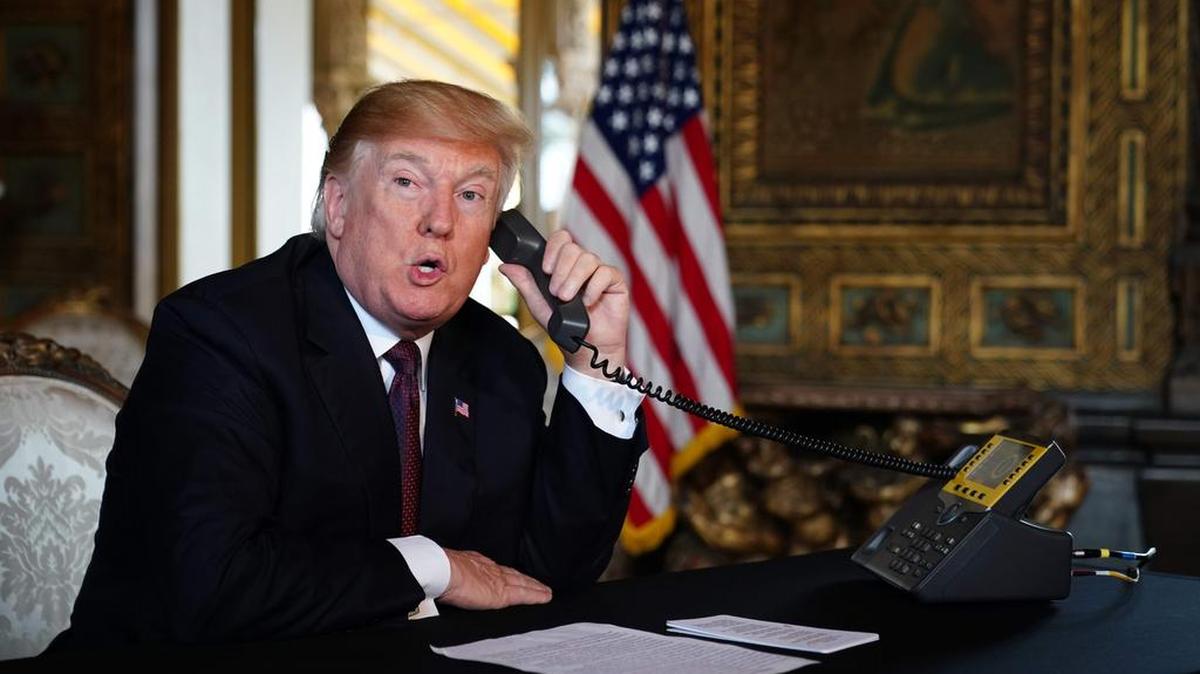 El presidente de los Estados Unidos, Donald Trump, habla a miembros del ejército a través de una teleconferencia desde su resort Mar-a-Lago en Palm Beach, Florida, el día de Acción de Gracias, el 22 de noviembre de 2018.