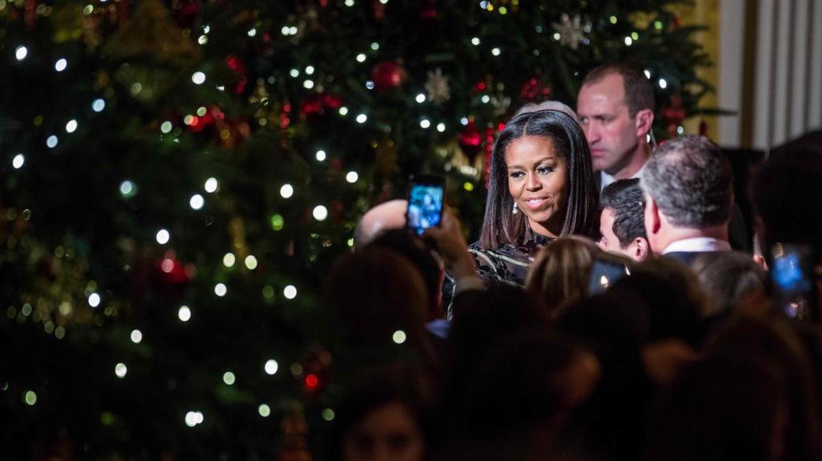 La primera dama Michelle Obama saluda a huéspedes durante una recepción la casa blanca el 14 de diciembre de 2016 en Washington.