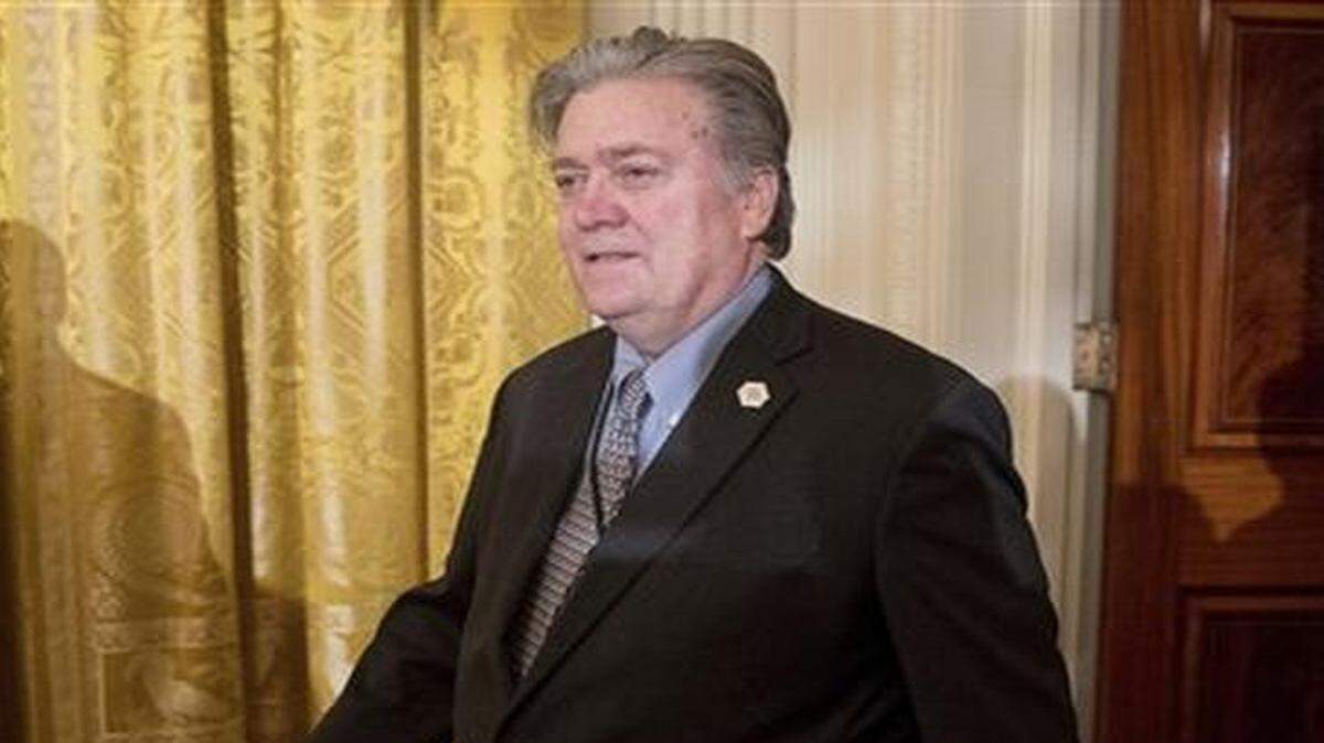 Steve Bannon, alto asesor en la Casa Blanca del presidente Donald Trump, llega a una ceremonia de juramentación de personal de la Casa Blanca en la Sala Este de la residencia presidencial, el domingo 22 de enero de 2017, en Washington.