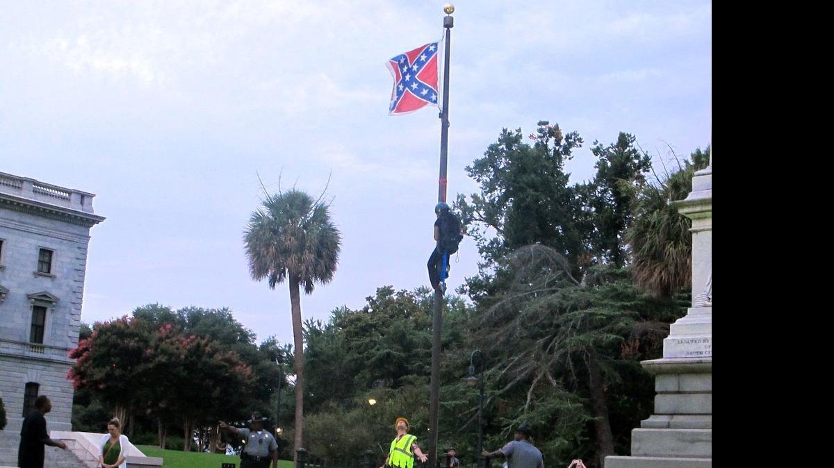 
Una activista afroamericana fue detenida el sábado tras quitar la bandera confederada del Capitolio de Carolina del Sur, como parte de las protestas por la matanza de nueve feligreses la pasada semana en una iglesia de Charleston.
