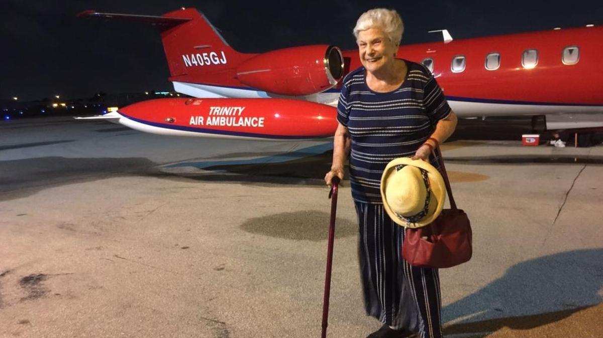 Margarita Berga de Lerma en San Juan justo antes de abordar un avión ambulancia con destino a Miami al que llegó luego de que la hija de una amiga llamara a un Uber desde Fort Lauderdale.