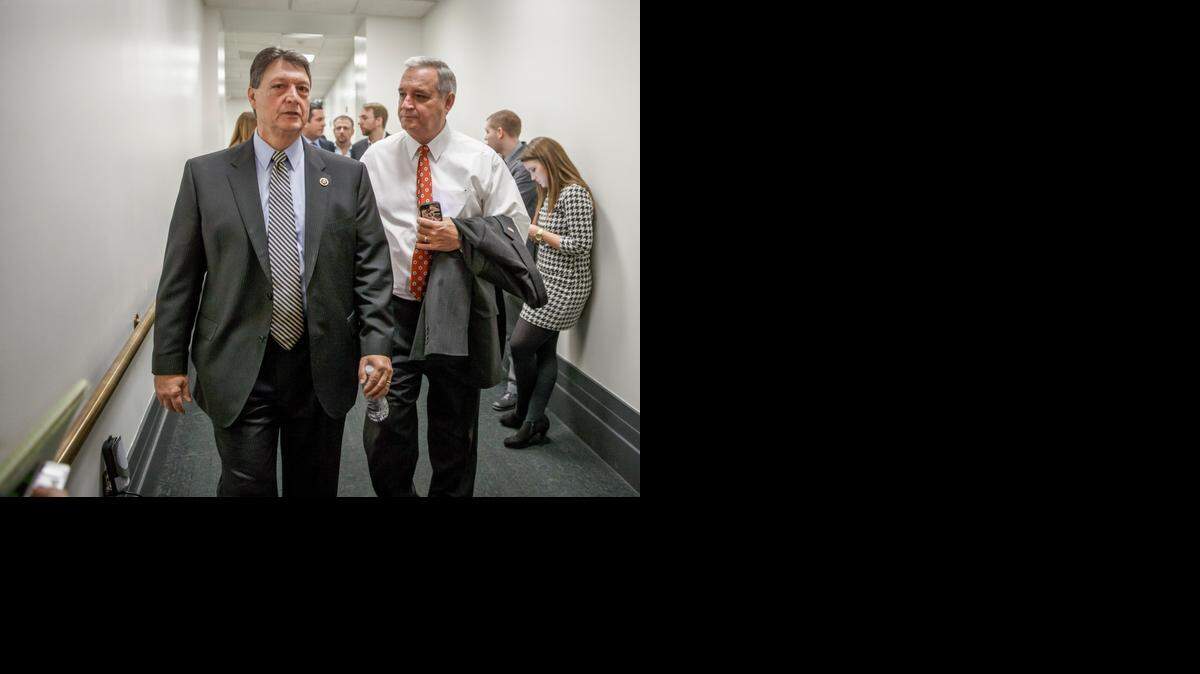 
Los congresistas republicanos Lynn Westmoreland (izq.) y Jeff Miller salen de una reunión en Capitol Hill, Washington, dirigida a bloquear la acción ejecutiva del presidente Obama a favor de los inmigrantes.
