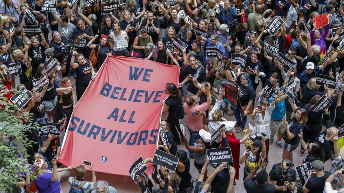 Manifestantes contra la confirmación del nominado a la Corte Suprema, el juez Brett Kavanaugh se manifestan en el atrio de la oficina del Senado de Hart en Washington, DC el 4 de octubre de 2018.