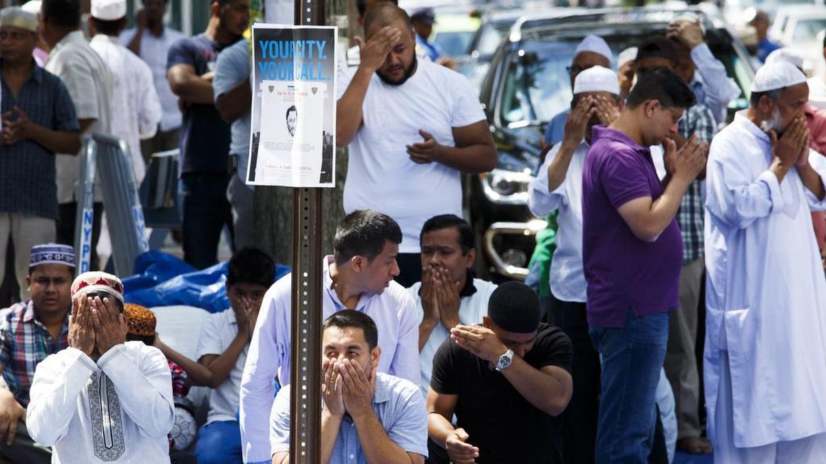 Musulmanes oran en las afueras de la mezquita Al-Furqan Jame Masjid durante el funeral del imán y su asistente que fueron asesinados el sábado pasado, el lunes 15 de agosto de 2016, en Queens, Nueva York (EEUU).