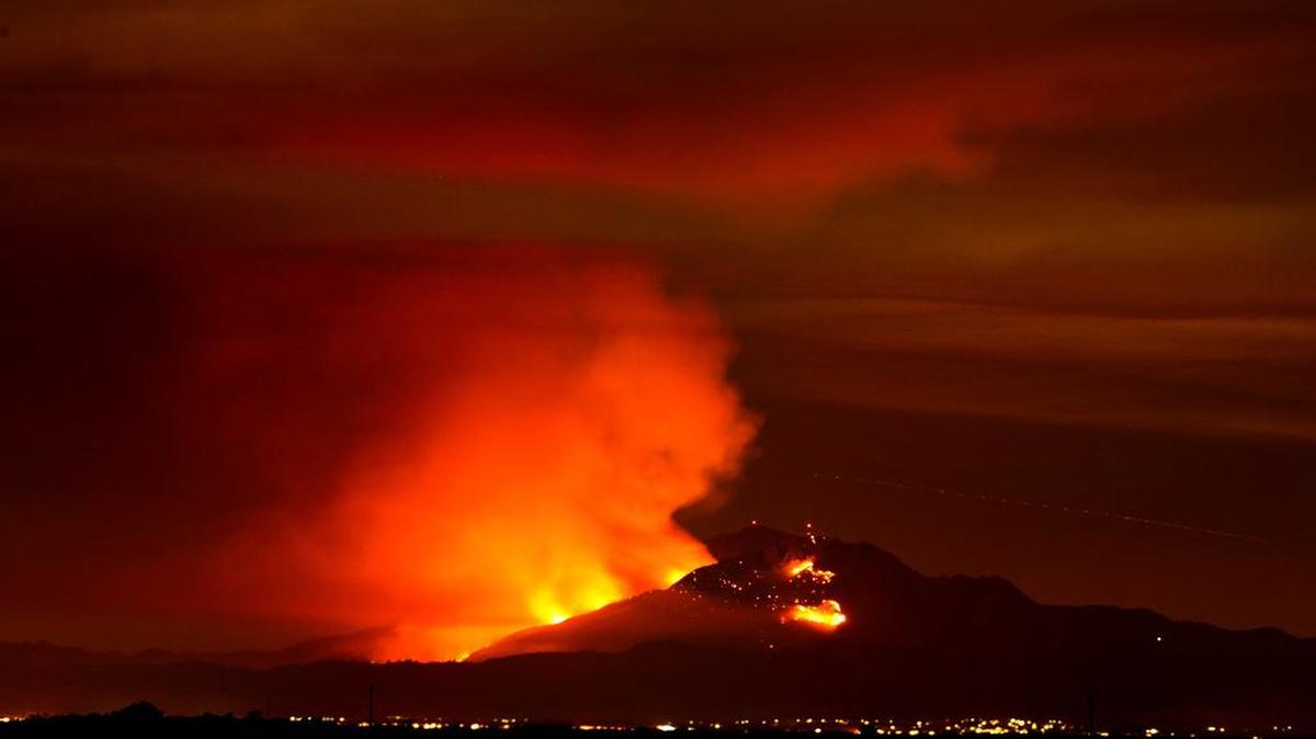 
Un incendio en el condado de Amador, en el norte del estado de California, ha arrasado ya unas 1,600 hectáreas (4,000 acres) y dejado sin electricidad a miles de personas.
