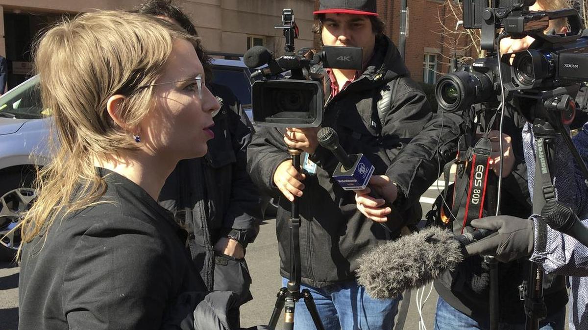 En esta foto del martes 5 de marzo de 2019, Chelsea Manning se dirige a los medios de comunicación fuera de la corte federal en Alexandria, Virginia.