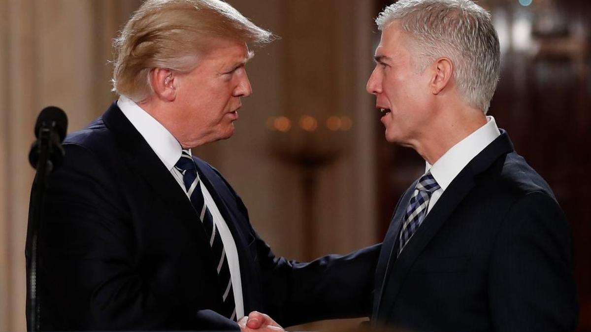 El presidente Donald Trump saluda al juez Neil Gorsuch en la Casa Blanca, el lunes 31 de enero del 2017 tras anunciar su nominación a la Corte Suprema.