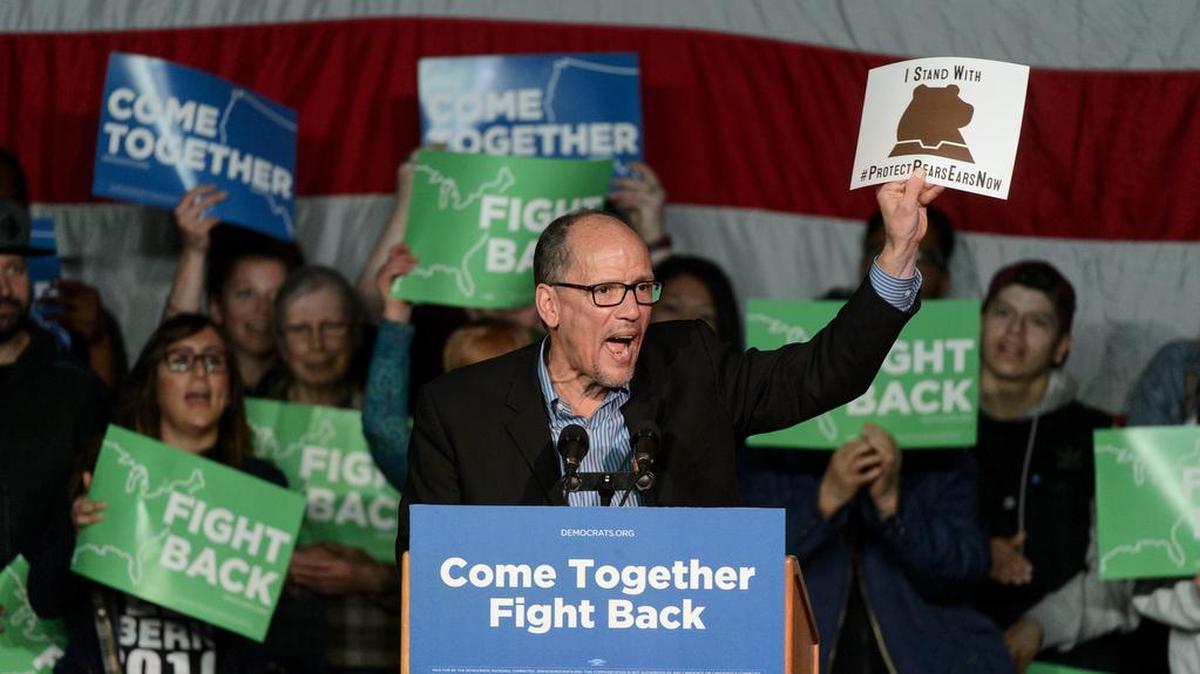 Tom Pérez, presidente del Comité Nacional Demócrata, sostiene un letrero durante la gira "Come Together and Fight Back" con Bernie Sanders en Salt Lake City, Utah, 21 de abril de 2017.