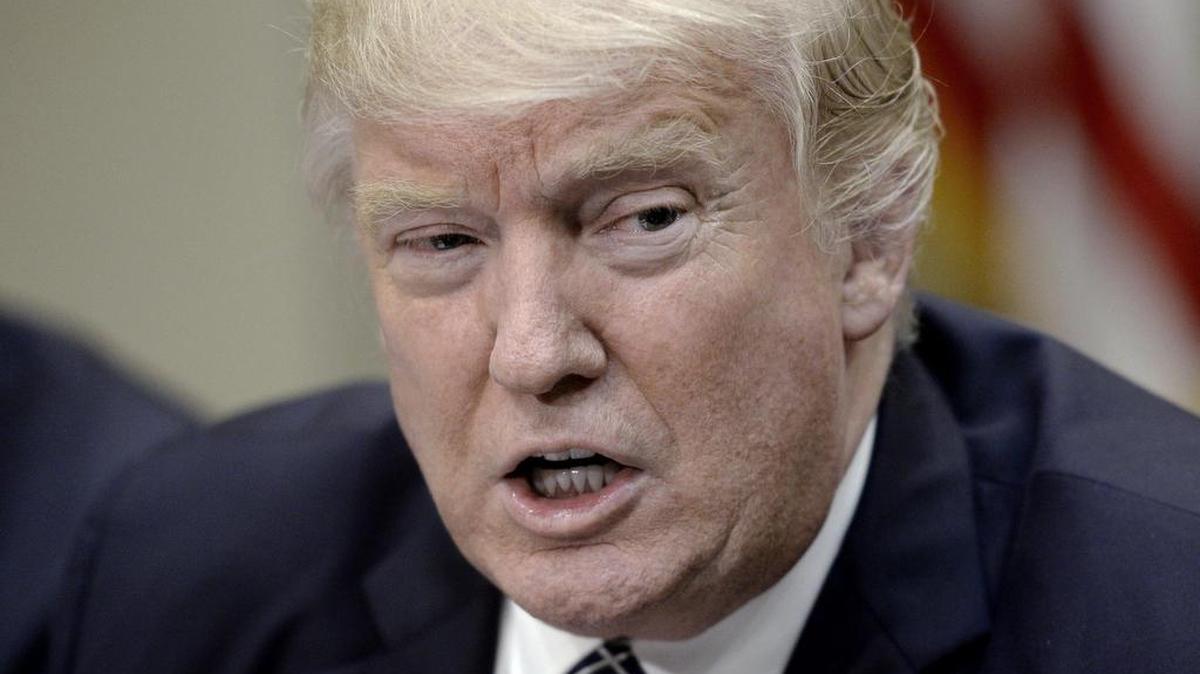 El presidente de EE.UU. Donald J. Trump habla durante la firma de una orden ejecutiva para promover la agricultura y la prosperidad rural en Estados Unidos el martes 25 de abril de 2017, durante una reunión con granjeros en el Salón Roosevelt de la Casa Blanca en Washington.