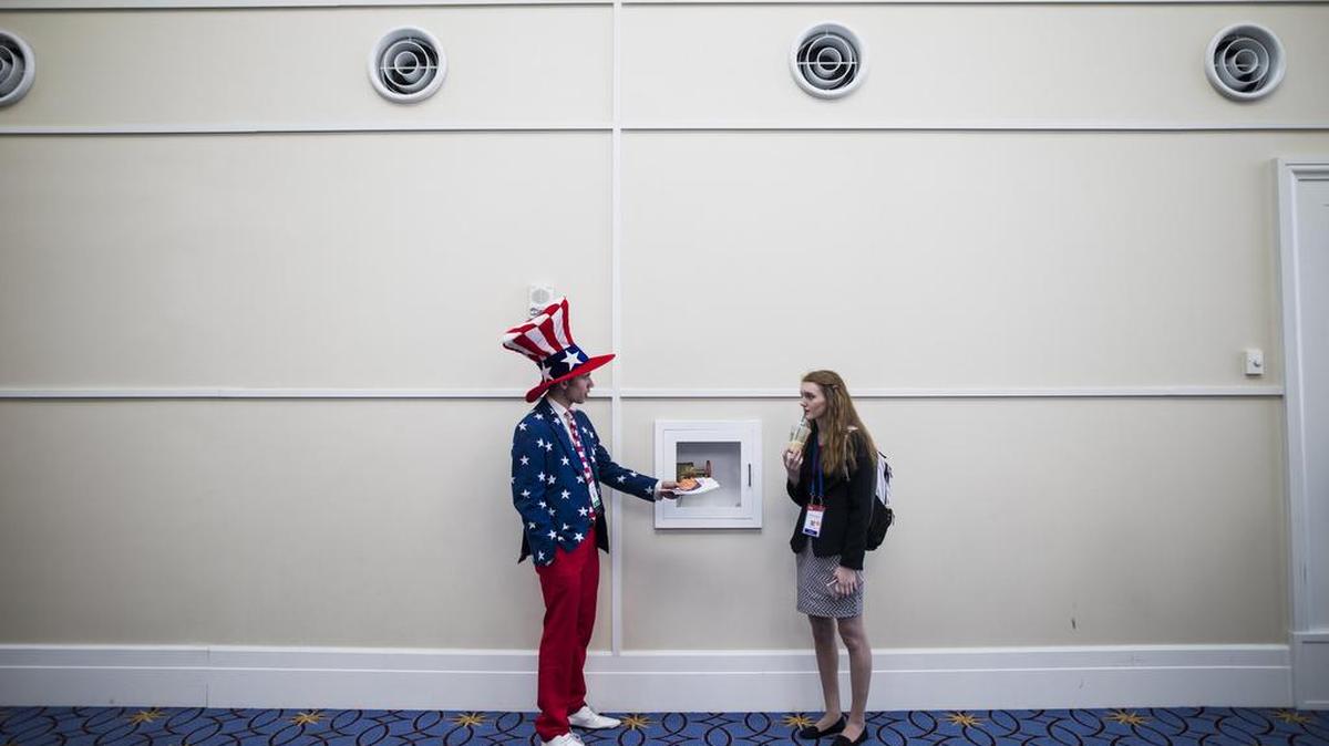 Asistentes conversan durante la Conferencia de Acción Política Conservadora (CPAC), en el Resort Nacional Gaylord y Centro de Convenciones en National Harbor, Maryland, Estados Unidos, el 23 de febrero de 2017.