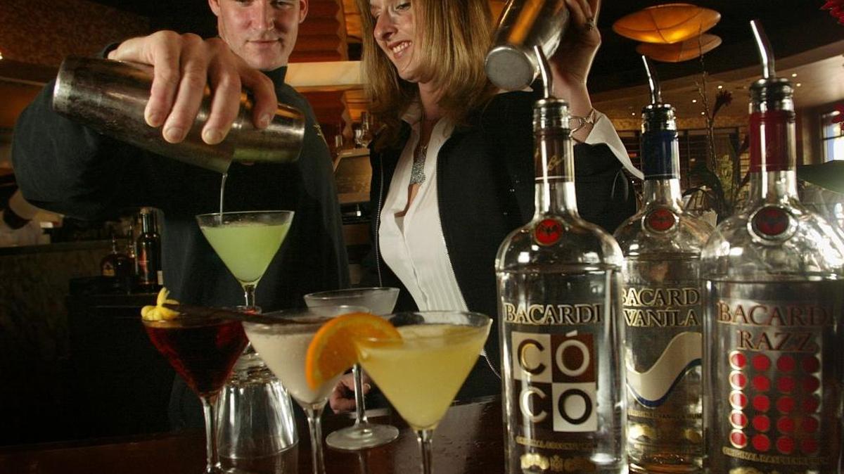 Bacardí es la principal productora de ron del mundo y tiene una importante destilería en la isla.