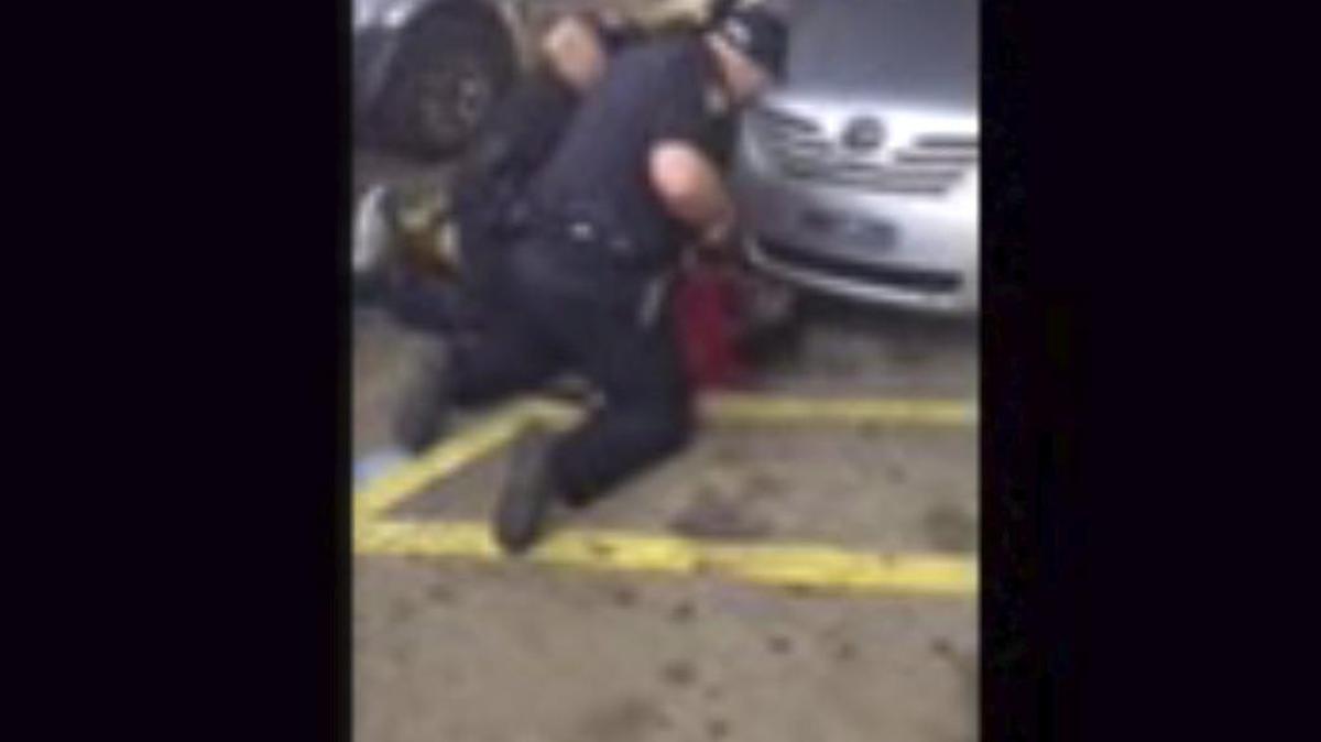 Fotograma de un vídeo facilitado por la organización 'Stop the killing inc' hoy 8 de julio de 2016 que muestra el momento en el que dos policías reducen a Alton Sterling en Baton Rouge, en el estado sureño de Luisiana el pasado 5 de julio antes de disparale a quemarropa y acabar con su vida.