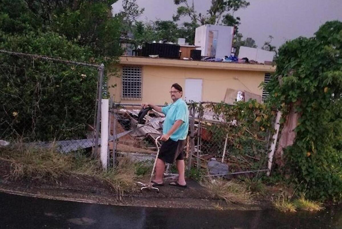 Alberto Ramos Rivera frente a su casa en el barrio Guaraguao de Bayamón.
