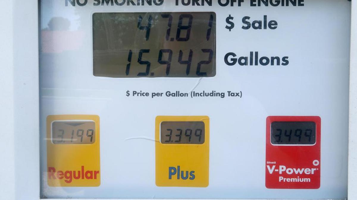Vista de precios de la gasolina en una estación de servicio el jueves 31 de agosto de 2017, en Calabazas, California.