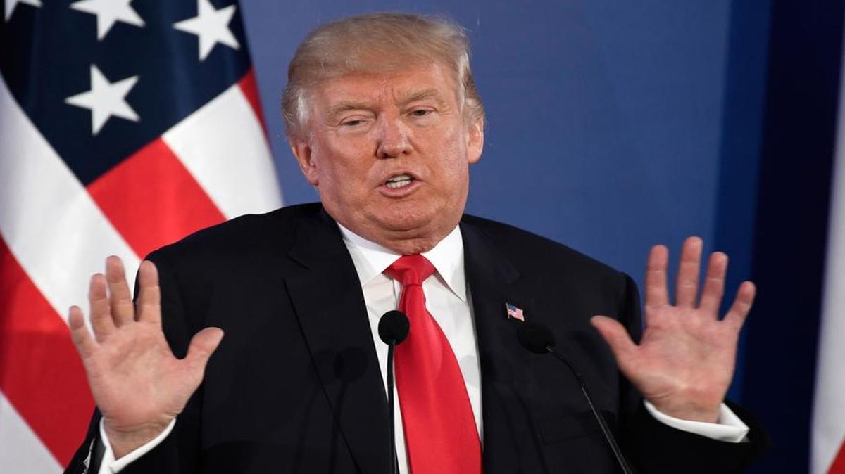 El presidente de Estados Unidos, Donald J. Trump, durante una rueda de prensa conjunta con el presidente polaco, Andrzej Duda (no aparece), después de su reunión en el castillo real de Varsovia, Polonia, el 6 de julio de 2017.