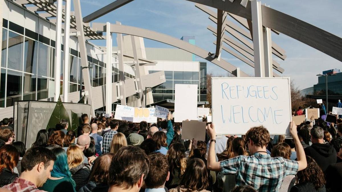 Manifestantes protestan contra la medida del presidente Trump de impedir la entrada a viajeros de siete países de mayoría musulmana en la sede de Google en Mountain View, California, el 30 de enero.