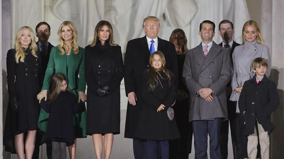 El presidente electo Donald Trump y su familia en el Memorial de Lincoln el 19 de enero de 2017.