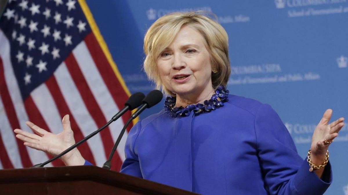 
La aspirante a la Casa Blanca Hillary Rodham Clinton habla durante un foro en Nueva York a finales de abril.
 