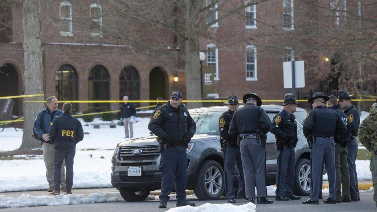 La policía realiza una investigación luego de un tiroteo en Bridgewater College en Bridgewater, Virginia, el martes 2 de febrero de 2022. (Daniel Lin/Daily News-Record vía AP)