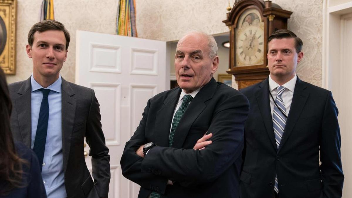 En esta foto de archivo tomada el 1 de septiembre de 2017, aparecen el asesor principal de la Casa Blanca, Jared Kushner, el jefe de personal de la Casa Blanca John Kelly y el secretario de personal de la Casa Blanca Rob Porter